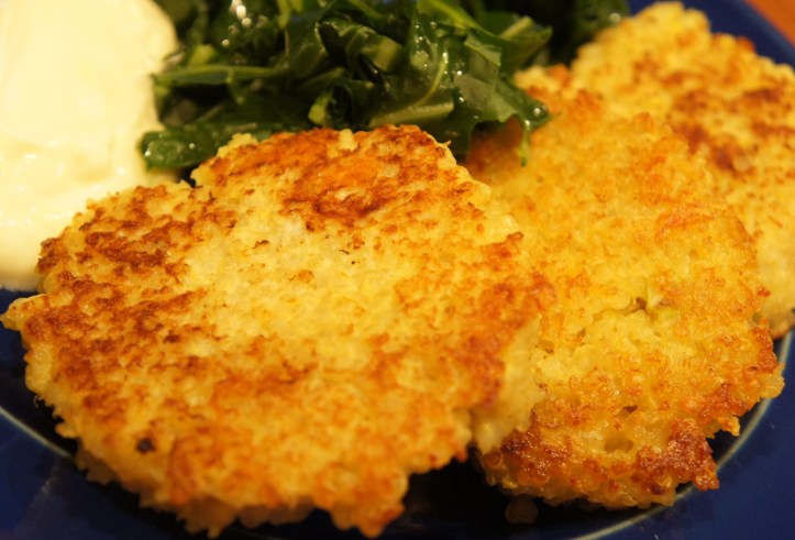 [Cheesy Quinoa Cakes with Healthy Garlic and Lemon Aioli] 